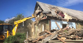 Промышленный демонтаж пристроек к дому в Холмске | Цены от 572 руб. за м2