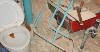 Профессиональный демонтаж перегородки ванной и туалета в Холмске - от 572 рублей